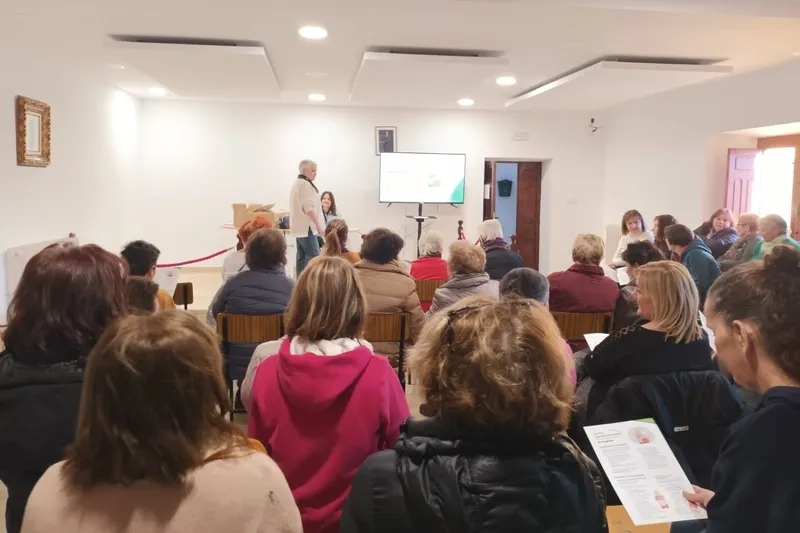 Interesantes charlas sobre sanidad las impartidas en Bañobárez por las farmaceúticas Mercedes Mateos y Almudena Hernández