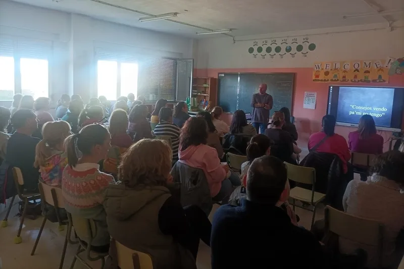 Foto 3 - Comienza en el CEIP Manuel Moreno Blanco, de Vitigudino, la 'Escuela con Padres'