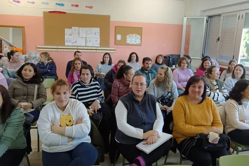 Foto 2 - Comienza en el CEIP Manuel Moreno Blanco, de Vitigudino, la 'Escuela con Padres'