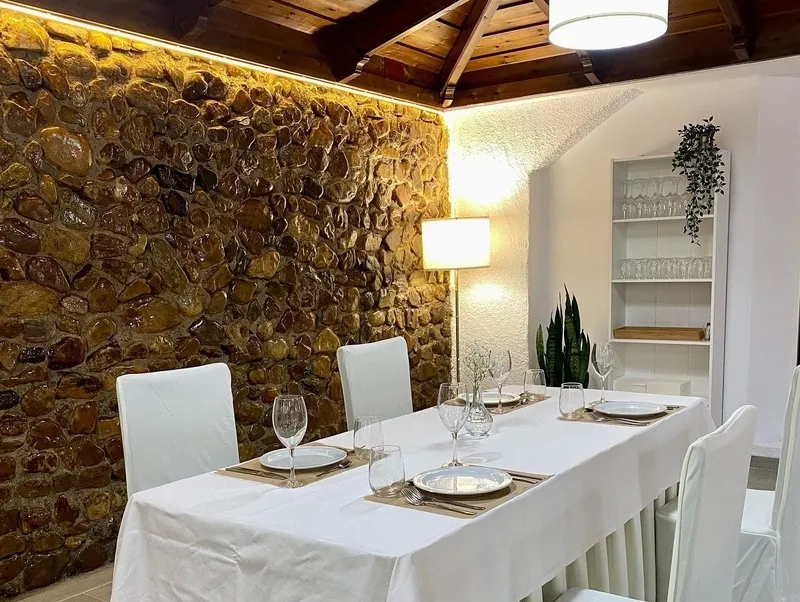 Restaurante El Quijote ofrece salones-comedores de distinta capacidad para que el evento resulte de lo más acogedor y se desarrolle en el mejor ambiente  