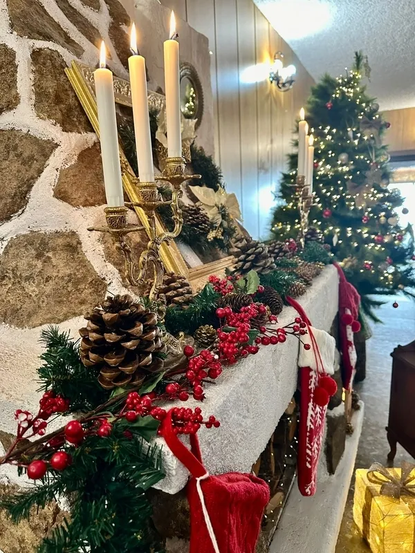 Restaurante El Quijote ofrece su bonita chimenea decorada con motivos navideños como fondo para las fotos de recuerdo 