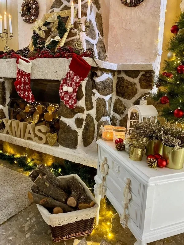 Restaurante El Quijote ofrece su bonita chimenea decorada con motivos navideños como fondo para las fotos de recuerdo 