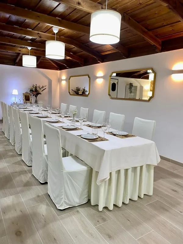 Restaurante El Quijote ofrece salones-comedores de distinta capacidad para que el evento resulte de lo más acogedor y se desarrolle en el mejor ambiente  