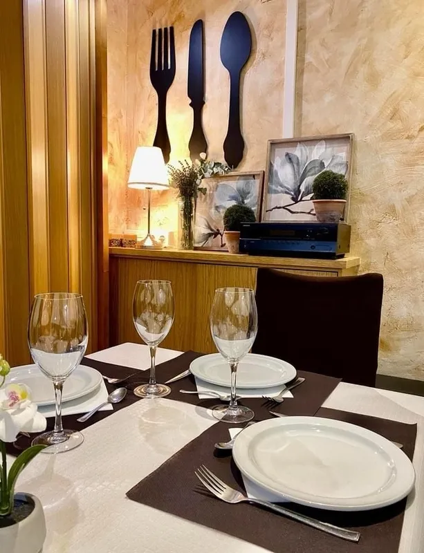 Restaurante El Quijote ofrece su bonita chimenea decorada con motivos navideños como fondo para las fotos de recuerdo 