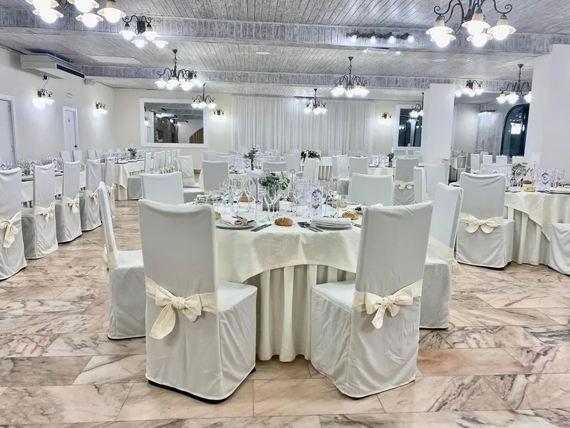 Restaurante El Quijote ofrece salones-comedores de distinta capacidad para que el evento resulte de lo más acogedor y se desarrolle en el mejor ambiente  