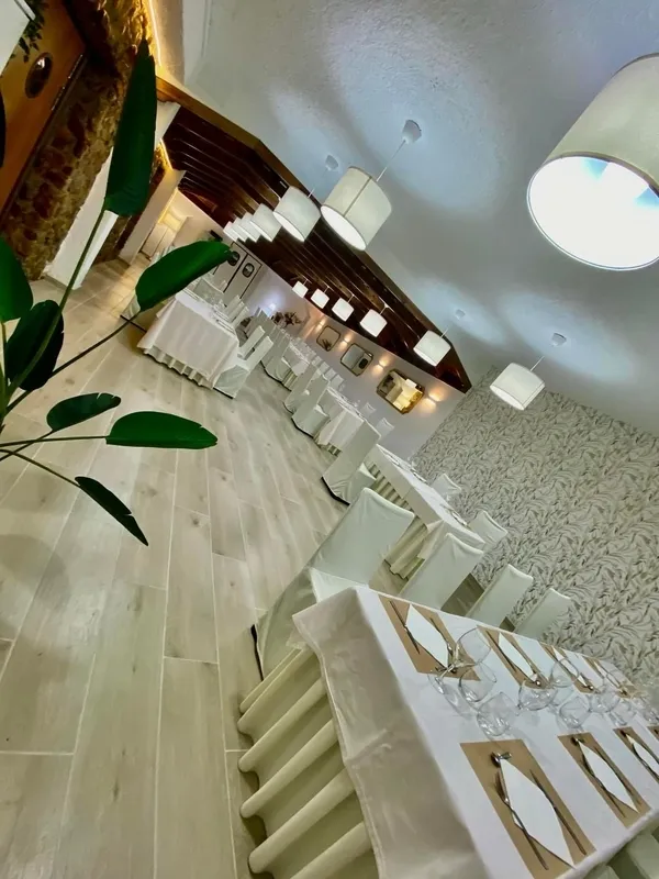 Restaurante El Quijote ofrece salones-comedores de distinta capacidad para que el evento resulte de lo más acogedor y se desarrolle en el mejor ambiente  
