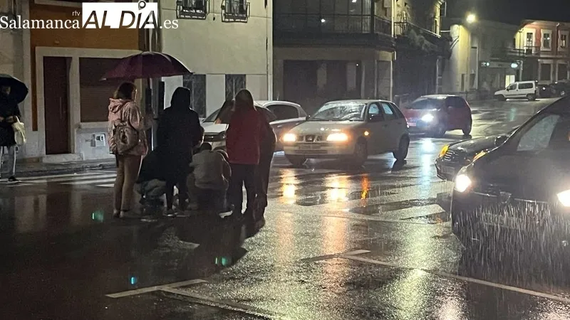 El último atropello, de los varios registrados en este mismo lugar, se producía hace un año y también con una mujer herida como resultado  