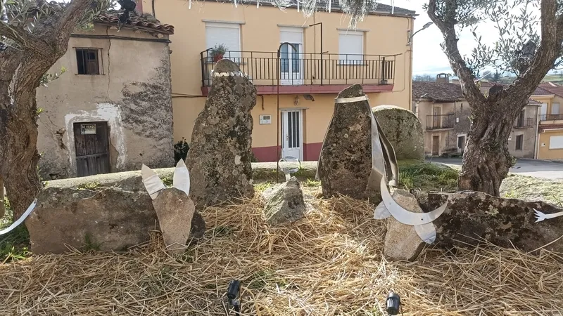 Original belén montado en Cabeza del Caballo por los vecinos