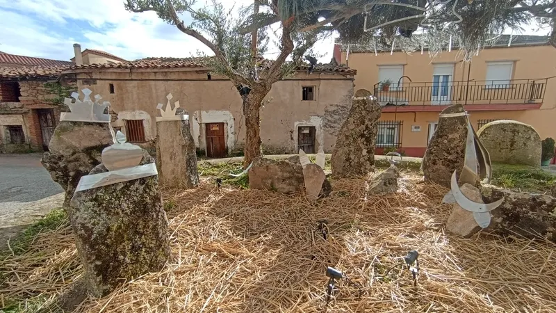 Original belén montado en Cabeza del Caballo por los vecinos