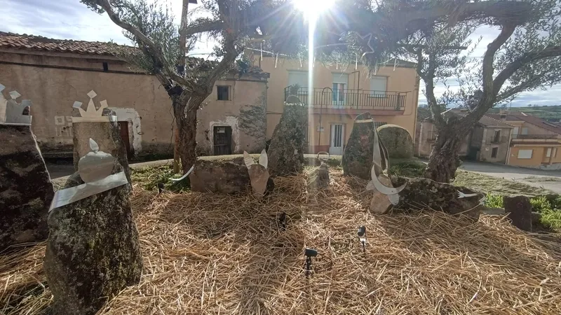 Original belén montado en Cabeza del Caballo por los vecinos