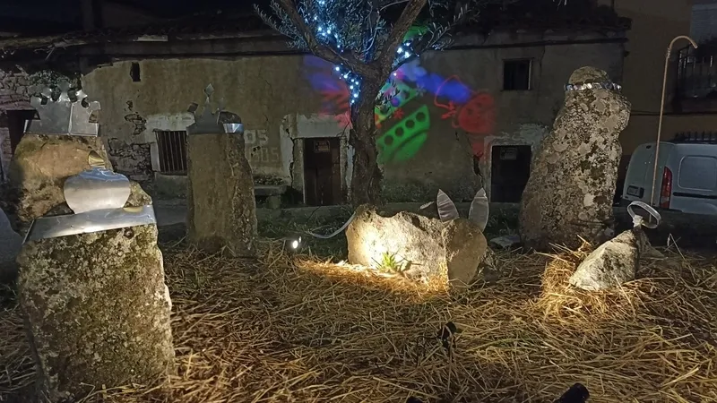 Original belén montado en Cabeza del Caballo por los vecinos