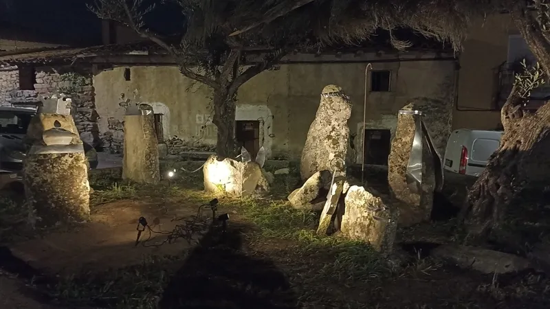 Original belén montado en Cabeza del Caballo por los vecinos