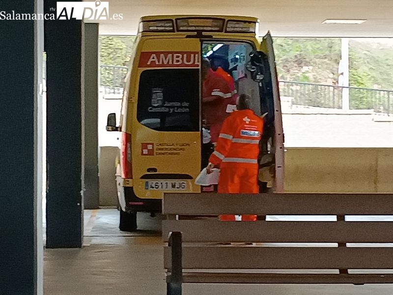 Ambulancia junto al servicio de emergencias del Hospital de Salamanca. Foto de archivo