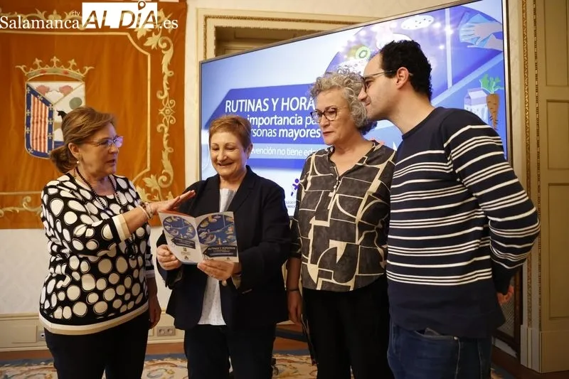 Presentación en el Ayuntamiento de Salamanca de estos cuadernillos sobre las rutinas de las personas mayores. Foto de David Sañudo
