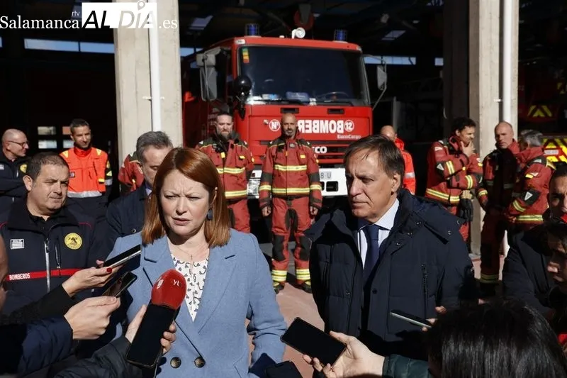 Visita al parque de Bomberos de Salamanca del alcalde, Carlos García Carbayo, y  la directora general de la Agencia de Protección Civil y Emergencias de Castilla y León, Irene Cortés . Foto de David Sañudo