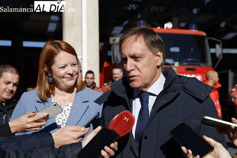 Visita al parque de Bomberos de Salamanca del alcalde, Carlos García Carbayo, y  la directora general de la Agencia de Protección Civil y Emergencias de Castilla y León, Irene Cortés . Foto de David Sañudo