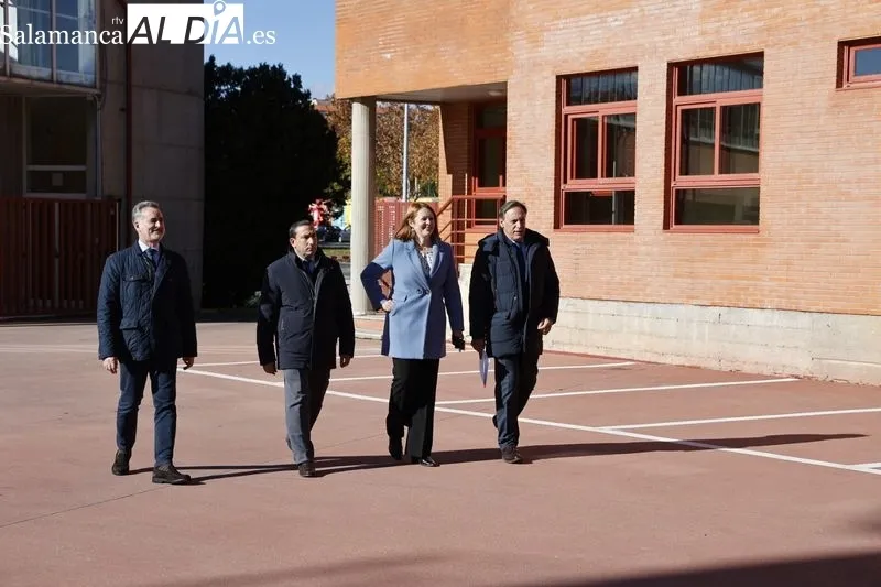Visita al parque de Bomberos de Salamanca del alcalde, Carlos García Carbayo, y  la directora general de la Agencia de Protección Civil y Emergencias de Castilla y León, Irene Cortés . Foto de David Sañudo