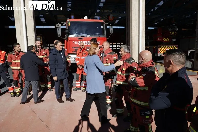Visita al parque de Bomberos de Salamanca del alcalde, Carlos García Carbayo, y  la directora general de la Agencia de Protección Civil y Emergencias de Castilla y León, Irene Cortés . Foto de David Sañudo