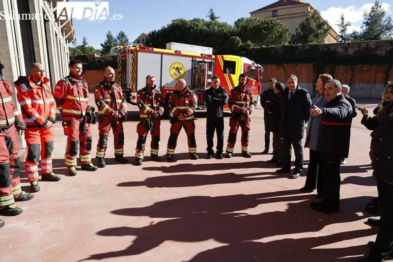Visita al parque de Bomberos de Salamanca del alcalde, Carlos García Carbayo, y  la directora general de la Agencia de Protección Civil y Emergencias de Castilla y León, Irene Cortés . Foto de David Sañudo