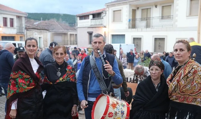 Foto 4 - Serradilla del Arroyo celebra su Calvochada animada con m&uacute;sica y bailes tradicionales