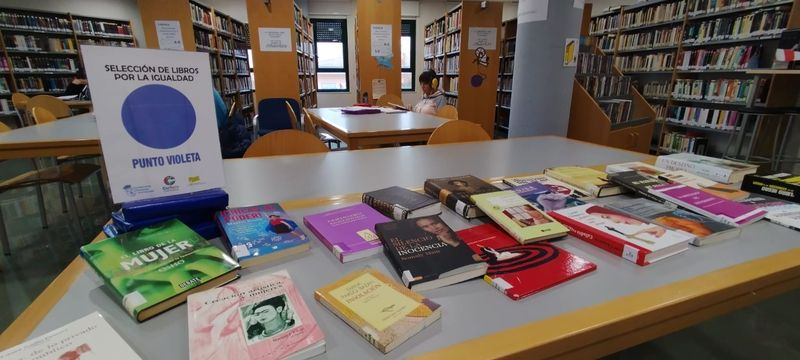 La Biblioteca Pública Municipal acoge esta semana el ‘Punto Violeta’ con una selección de libros por la igualdad