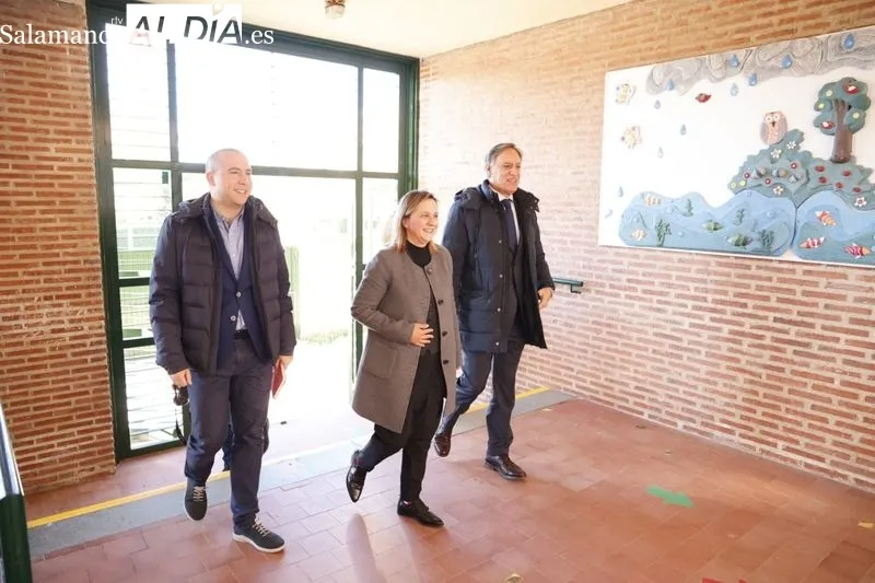 El alcalde de Salamanca, Carlos García Carbayo, en el colegio Campo Charro junto a los menores que representaron la zarzuela ‘La Verbena de la Paloma’ de Tomás Bretón. Foto de David Sañudo