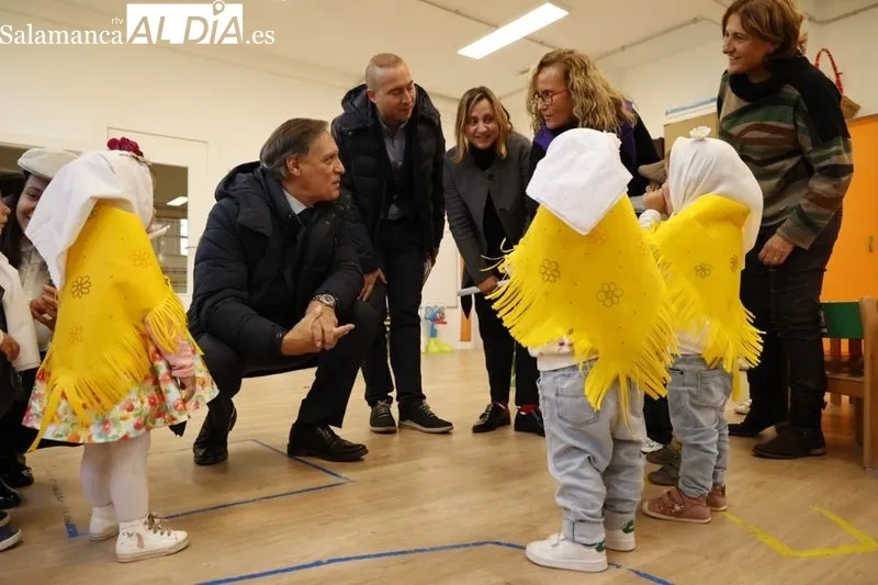El alcalde de Salamanca, Carlos García Carbayo, en el colegio Campo Charro junto a los menores que representaron la zarzuela ‘La Verbena de la Paloma’ de Tomás Bretón. Foto de David Sañudo