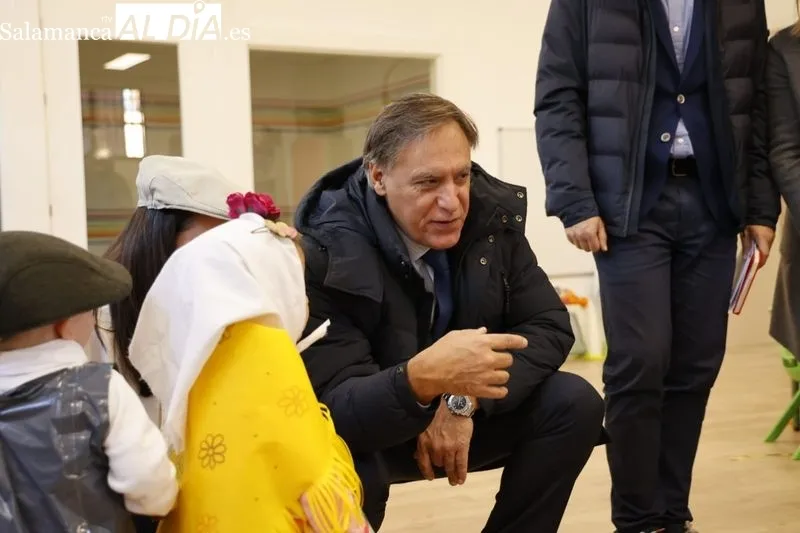 El alcalde de Salamanca, Carlos García Carbayo, en el colegio Campo Charro junto a los menores que representaron la zarzuela ‘La Verbena de la Paloma’ de Tomás Bretón. Foto de David Sañudo