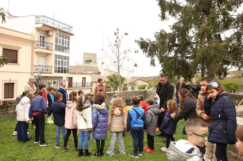 Foto 5 - C&aacute;ritas planta un &aacute;rbol para simbolizar un futuro mejor