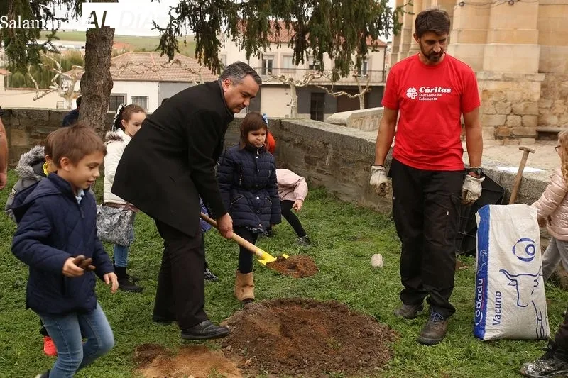 Foto 4 - C&aacute;ritas planta un &aacute;rbol para simbolizar un futuro mejor
