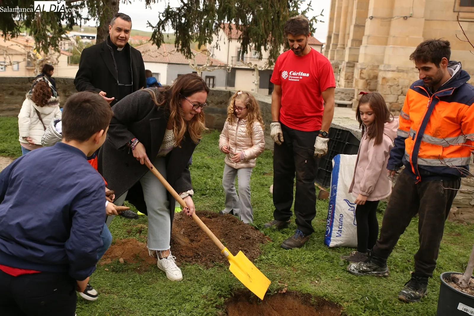 Foto 3 - C&aacute;ritas planta un &aacute;rbol para simbolizar un futuro mejor