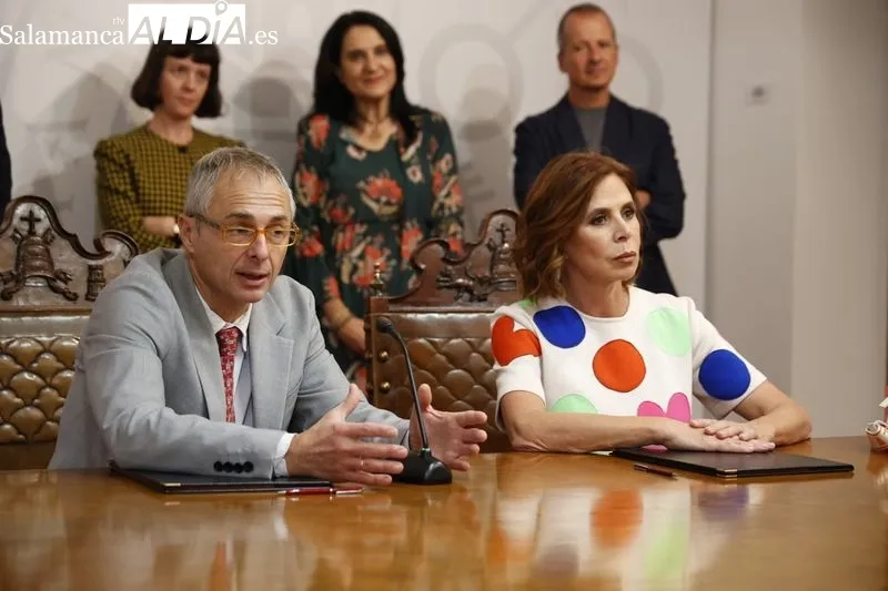 La  diseñadora Ágatha Ruiz de la Prada, junto al rector de la USAL, Ricardo Rivero. Foto de David Sañudo