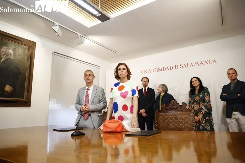 La  diseñadora Ágatha Ruiz de la Prada, junto al rector de la USAL, Ricardo Rivero. Foto de David Sañudo