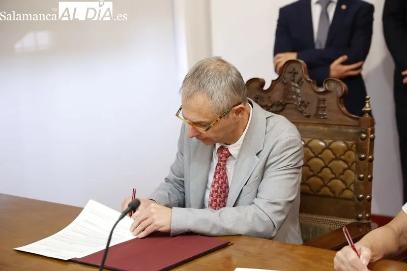 La  diseñadora Ágatha Ruiz de la Prada, junto al rector de la USAL, Ricardo Rivero. Foto de David Sañudo