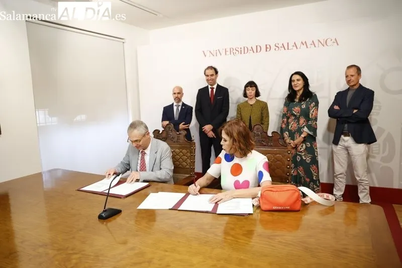 La  diseñadora Ágatha Ruiz de la Prada, junto al rector de la USAL, Ricardo Rivero. Foto de David Sañudo