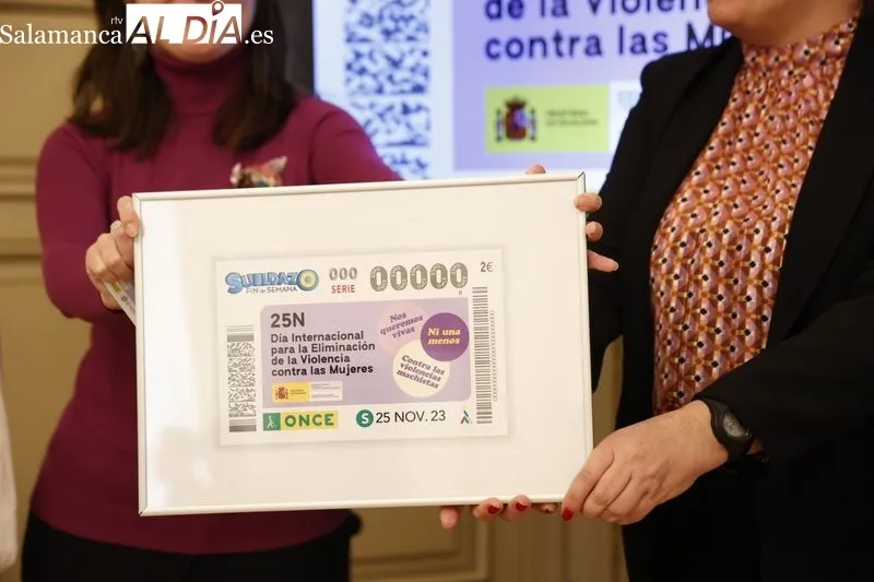 El Ayuntamiento de Salamanca acogía esta mañana la presentación del cupón de la ONCE dedicado al Día Internacional para la Eliminación de la Violencia contra la Mujer. Foto de David Sañudo