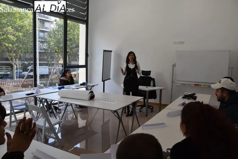 La concejala de Familia e Igualdad de Oportunidades, Miryam Rodríguez, asiste a la apertura del curso de formación en alternancia en hostelería, en colaboración con Asprodes. Foto Vanesa Martins