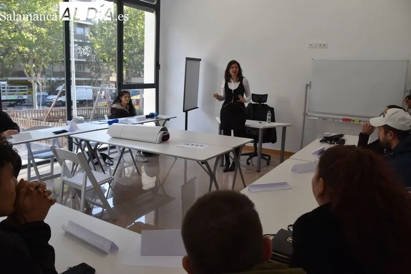 La concejala de Familia e Igualdad de Oportunidades, Miryam Rodríguez, asiste a la apertura del curso de formación en alternancia en hostelería, en colaboración con Asprodes. Foto Vanesa Martins