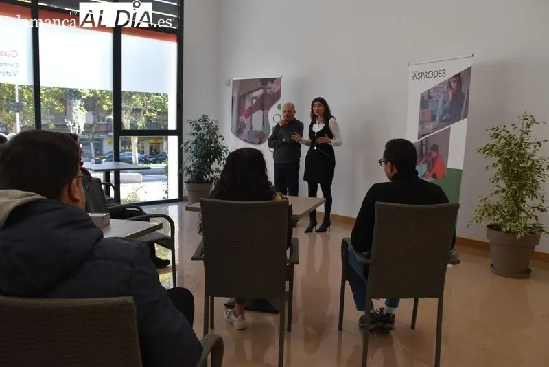 La concejala de Familia e Igualdad de Oportunidades, Miryam Rodríguez, asiste a la apertura del curso de formación en alternancia en hostelería, en colaboración con Asprodes. Foto Vanesa Martins
