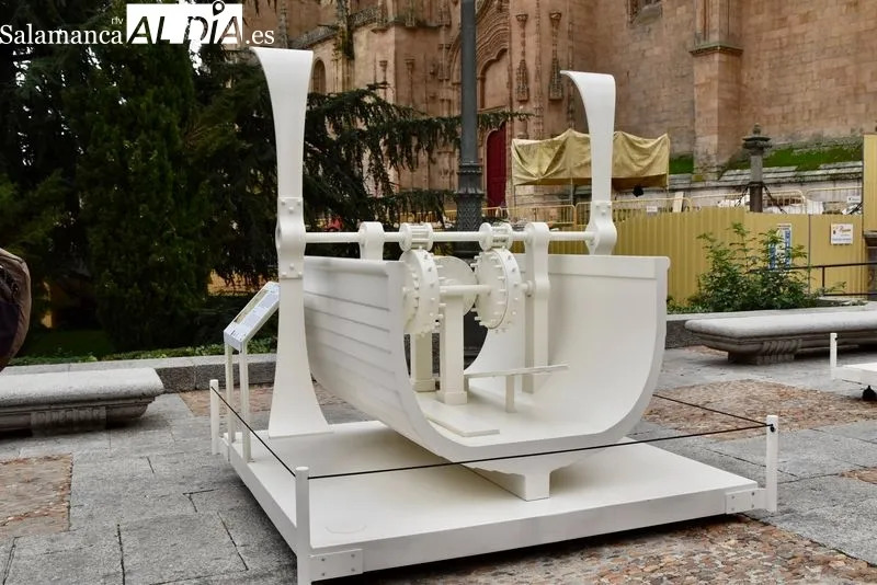 Inauguración de la exposición ‘Leonardo da Vinci. Observa, cuestiona, experimenta’, en la plaza de Anaya. Foto de Vanesa Martins