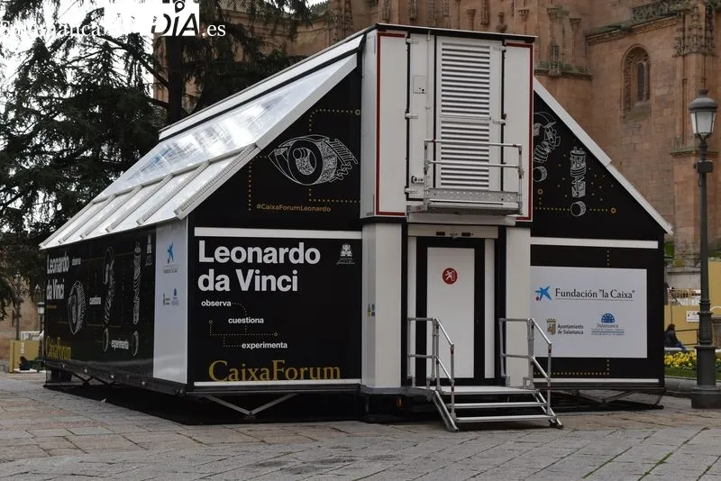 Inauguración de la exposición ‘Leonardo da Vinci. Observa, cuestiona, experimenta’, en la plaza de Anaya. Foto de Vanesa Martins