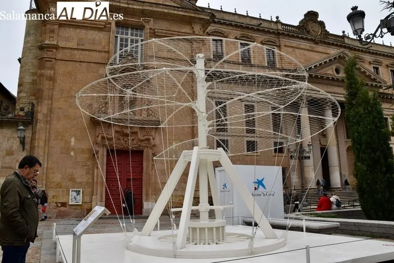 Inauguración de la exposición ‘Leonardo da Vinci. Observa, cuestiona, experimenta’, en la plaza de Anaya. Foto de Vanesa Martins