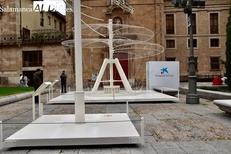 Inauguración de la exposición ‘Leonardo da Vinci. Observa, cuestiona, experimenta’, en la plaza de Anaya. Foto de Vanesa Martins