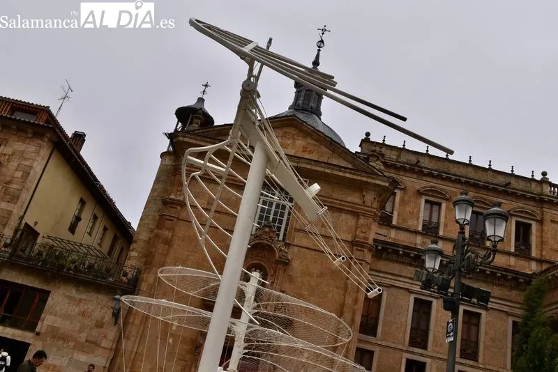 Inauguración de la exposición ‘Leonardo da Vinci. Observa, cuestiona, experimenta’, en la plaza de Anaya. Foto de Vanesa Martins