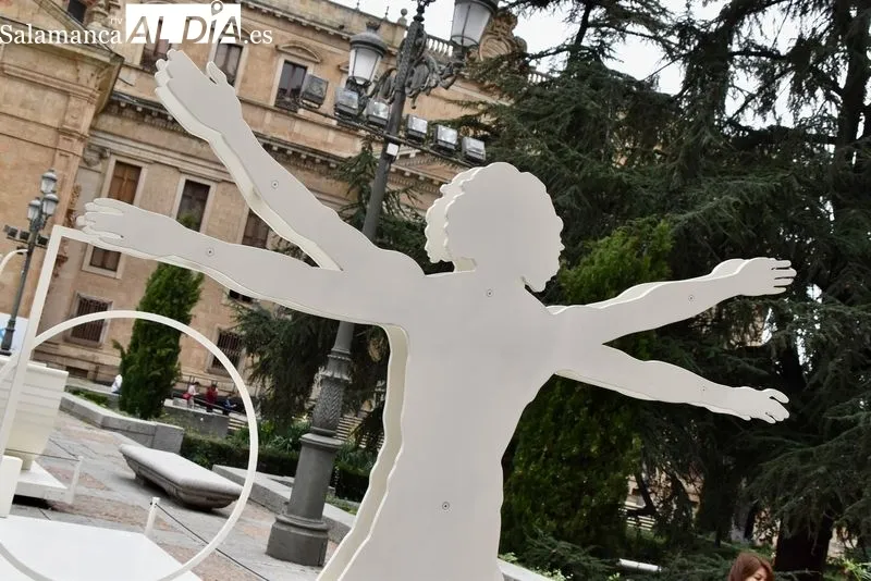 Inauguración de la exposición ‘Leonardo da Vinci. Observa, cuestiona, experimenta’, en la plaza de Anaya. Foto de Vanesa Martins