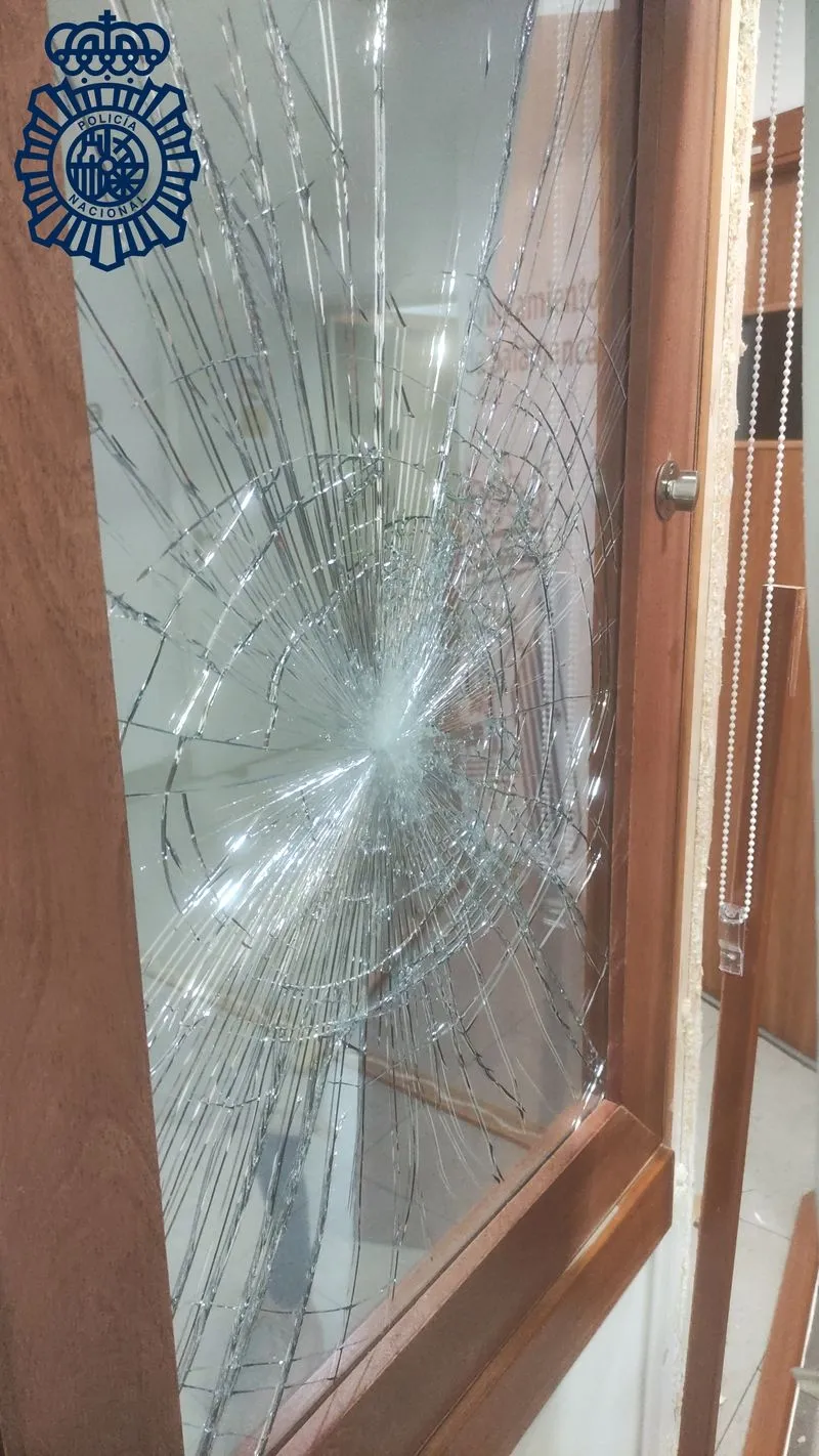 Destrozos en este centro de asistencia de Salamanca, donde tenía lugar el suceso. Foto Policía Nacional