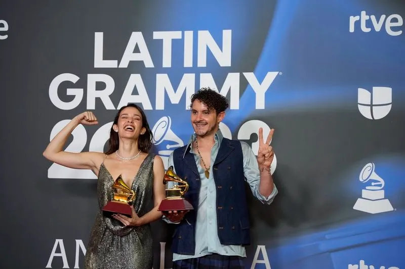 Premiados posando con sus gramófonos. Fotos EUROPA PRESS