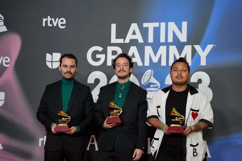 Premiados posando con sus gramófonos. Fotos EUROPA PRESS