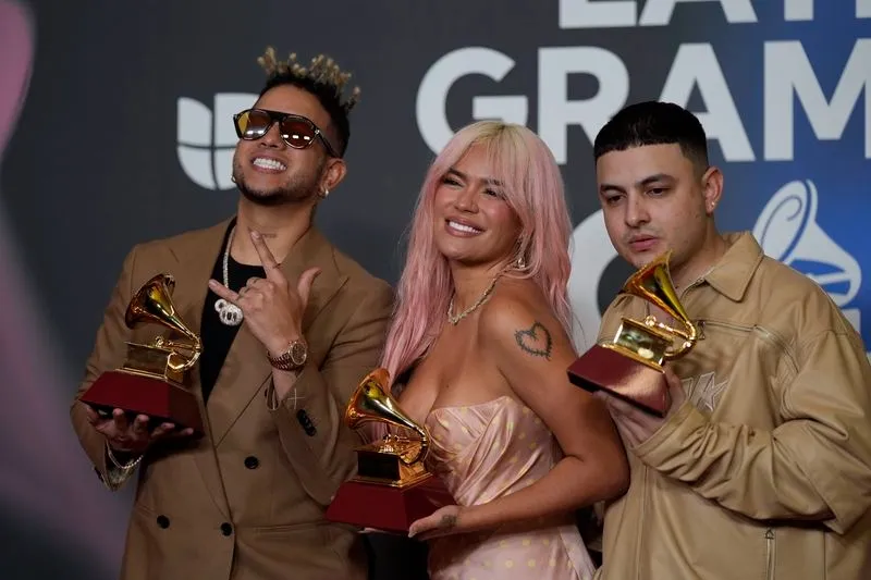 Premiados posando con sus gramófonos. Fotos EUROPA PRESS