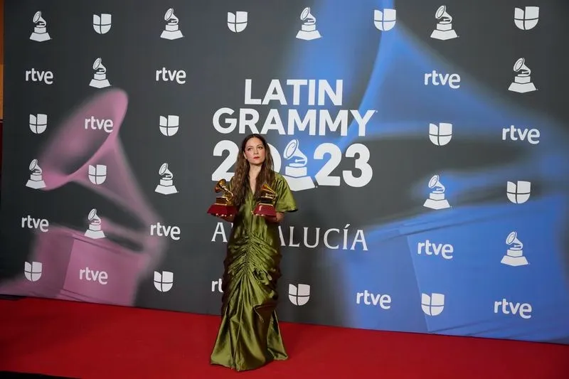 Premiados posando con sus gramófonos. Fotos EUROPA PRESS